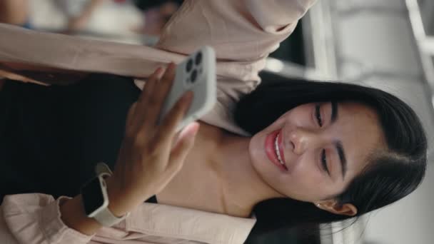 Verticale Video Charmant Aziatisch Meisje Aangenaam Verrast Kijken Naar Telefoon — Stockvideo