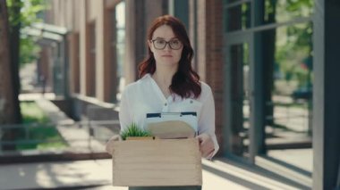 Serbest bırakılan işsiz kızıl kadının portresi. İş merkezinin yakınına gidiyor ve ne yazık ki içinde iş eşyalarının olduğu bir kutu tutuyor. İşsiz insanlar konsepti