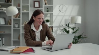 Çevrimiçi iş danışmanlığı yapan çekici koç bayan bir dizüstü bilgisayar ve kulaklık kullanıyor. İçişleri Bakanlığı 'ndan psikolog. Halk ve Teknoloji Konsepti