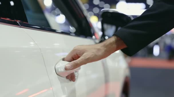 Comprador Potencial Abrindo Porta Carro Salão Beleza Automático Para Olhar — Vídeo de Stock