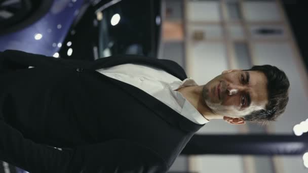 Vídeo Vertical Young Male Consultant Car Dealership Standing Next Car — Vídeos de Stock