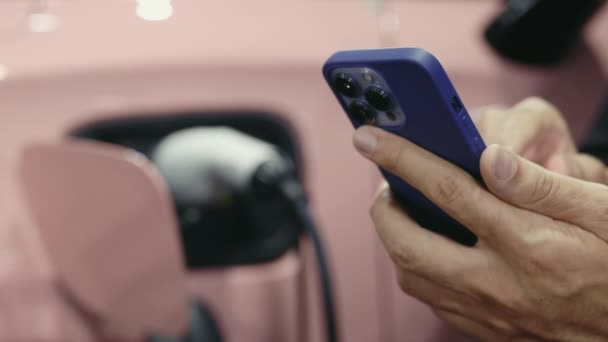 绿色充电器 Ev充电 在为电动汽车 技术和交通充电时 手握智能手机的特写镜头 — 图库视频影像