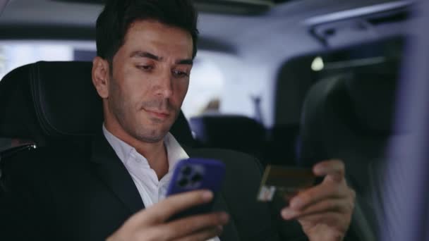 Οδηγός Άνθρωπος Κάθεται Στο Αυτοκίνητο Χρησιμοποιώντας Smartphone Για Online Αγορές — Αρχείο Βίντεο