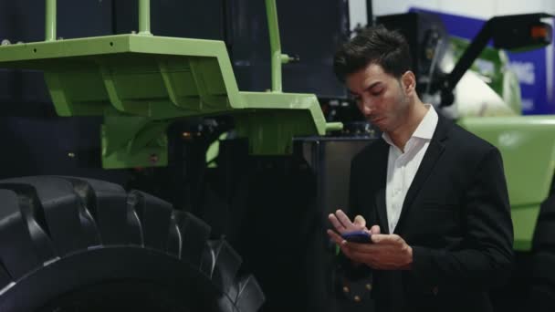 Muž Kupující Kontrola Vozidla Nalezení Problému Mladý Prodavač Kontroluje Traktor — Stock video