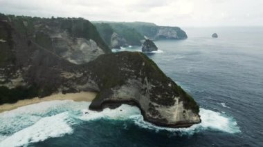 Kelingking Sahili 'nin Güzel Doğası ve Güçlü Kıyı Dalgaları' nın Hava Manzarası. Nusa Penida ve Derin Mavi Okyanus 'un Drone Shot' u. Bali 'de bakış açısı. Seyahat Konsepti