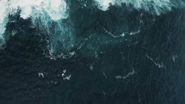 Rocky Shoreline 'da Okyanus Dalgaları' nın Hava Görüntüsü. Drone Filming Foamy Ocean Waves ve Rocky Coastline. Nusa Penida, Endonezya. Bali 'de Büyük Dalgalar. Seyahat Konsepti