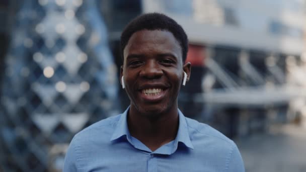 Afrika Kökenli Amerikalı Adam Kulaklık Takıp Internette Konuşurken Kameraya Sallıyor — Stok video
