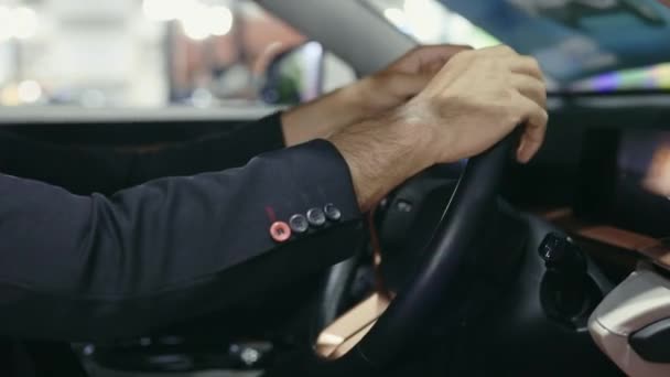 Cumpărătorul Sex Masculin Atent Încercarea Roții Mașinii Noua Automobile Showroom — Videoclip de stoc