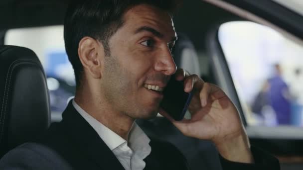 Bonito Empresário Está Falando Smartphone Enquanto Sentado Carro Tendo Agradável — Vídeo de Stock