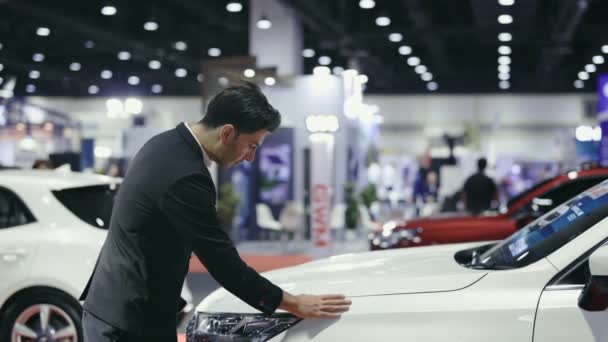 Pomyślny Nabywca Mężczyzna Patrzy Nowy Samochód Myśli Zakupie Samochodu Przystojny — Wideo stockowe