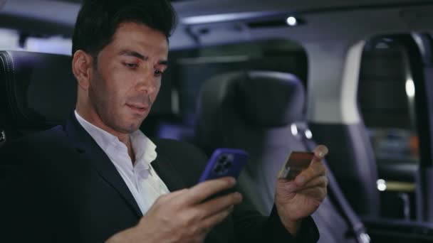 Empresário Sentado Carro Usando Smartphone Segurando Cartão Crédito Para Pagar — Vídeo de Stock