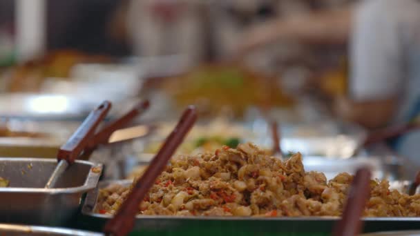 在繁忙的亚洲街头食品市场摊位上 一个美味的炒菜的特写镜头 — 图库视频影像