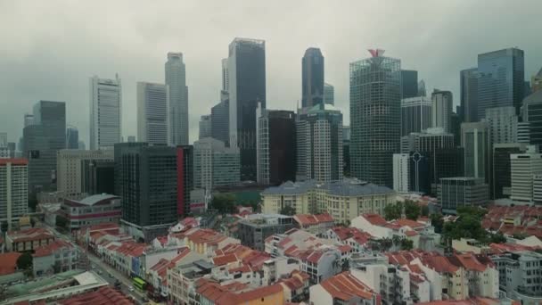新加坡历史名城的朦胧景象 高耸的摩天大楼映衬着五彩斑斓的购物中心 无人机中枪了空中视图 — 图库视频影像