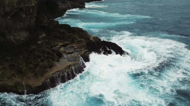 Drone View Ocean Waves Breaking Rocky Shoreline Fåglar Eye Skott — Stockvideo
