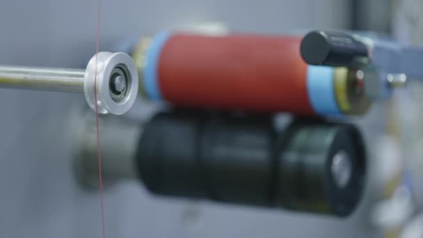 Tekstil Üretim Makinelerinde Arka Planda Bulanık Silindirlere Rehberlik Eden Ipliğin — Stok video