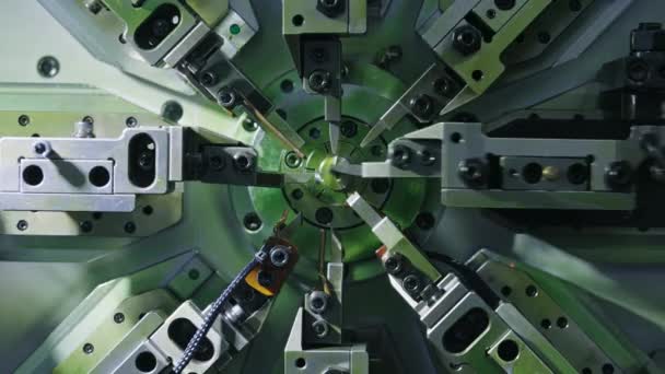 Metal Yay Üretim Makinesinin Yakın Çekimi Karmaşık Mühendislik Sergileniyor Yay — Stok video
