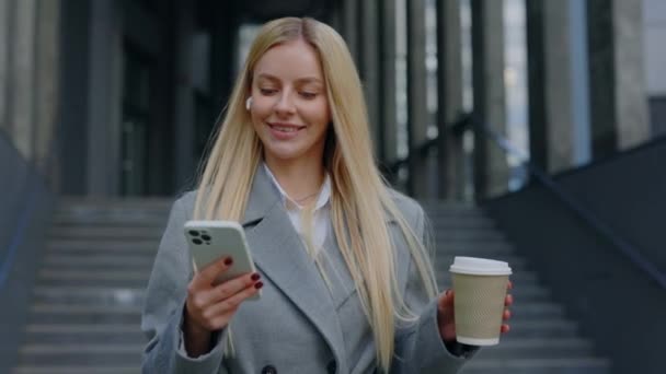 Charming Businesswoman Enjoyable Walking Out Χρησιμοποιώντας Smartphone Και Ακούγοντας Μουσική — Αρχείο Βίντεο