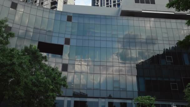 Modern Byggnad Med Reflekterande Glasfasad Som Visar Moln Och Blå — Stockvideo