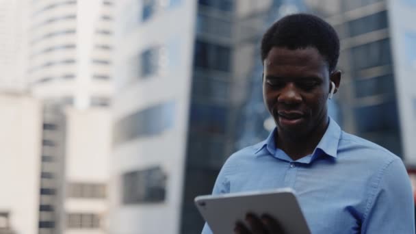 Sorrindo Bonito Afro Americano Gerente Trabalhando Line Usando Tablet Gerente — Vídeo de Stock