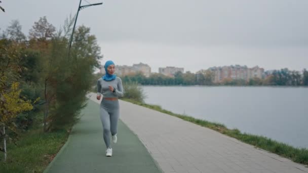 Attractive Sporty Muslim Girl Hijab Running Local Lake Autumn Asian — Vídeo de Stock