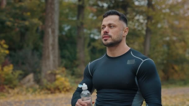 Outdoor Sports Guy Drinks Clear Mineral Water Treningu Dojrzały Mężczyzna — Wideo stockowe