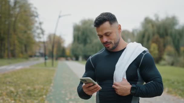 Sporty Handsome Mature Caucasian Man Berdiri Taman Dengan Handuk Bahunya — Stok Video