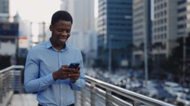 Deneyimli Afro-Amerikan İş Adamı Telefonla Zaferi Kutluyor. Takım elbiseli patron internetten iyi tebligat aldı. İnsanlar ve Duygular Konsepti