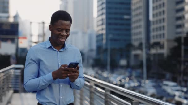Oplevet Afrikansk Amerikansk Forretningsmand Med Telefon Fejrer Succes Victory Triumph – Stock-video