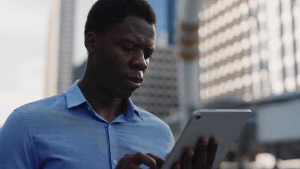 Africano Americano Bonito Empreendedor Pensativo Distância Trabalhando Usando Digital Tablet — Vídeo de Stock