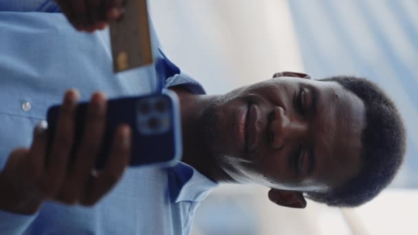 Vertikal Video Positiv Afroamerikansk Kille Utanför Med Kreditkort Betala Med — Stockvideo