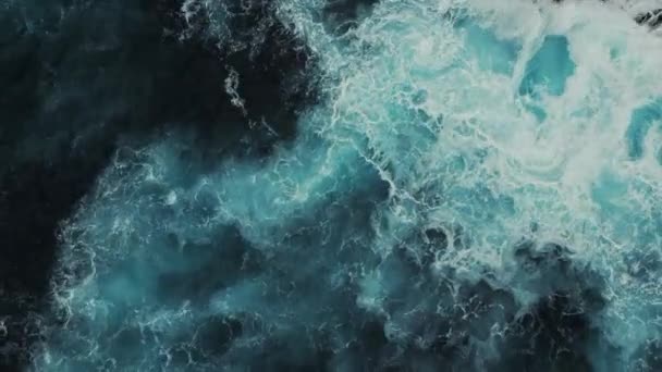Flygfoto Över Havet Med Vågor Kraschar Mot Robust Kustlinje Broken — Stockvideo