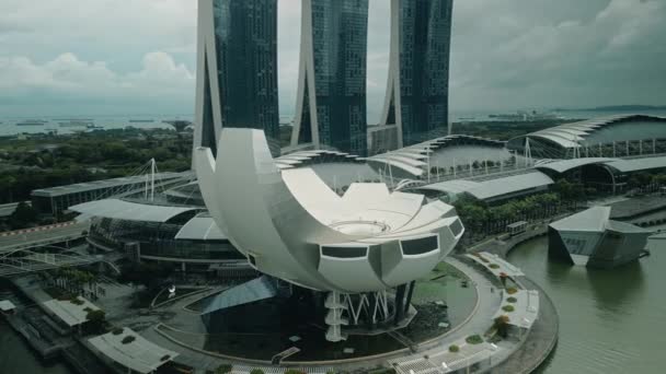 シンガポール シンガポール 2024年1月5日 ダウンタウン美術科学博物館のドローンショット マリーナ サンズの現代展覧会ビル 旅行と観光コンセプト — ストック動画