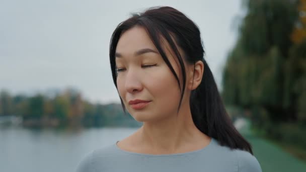 Primo Piano Una Donna Asiatica Carina Buona Salute Che Guarda — Video Stock