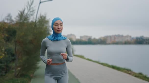 Yerel Göl Yakınında Koşan Sevimli Pozitif Müslüman Tesettürlü Kadın Hijab — Stok video