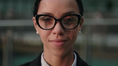 Dışarıdaki Siyah Gözlüklü Kameraya Bakan Şirin Gülümseyen Kadın. 