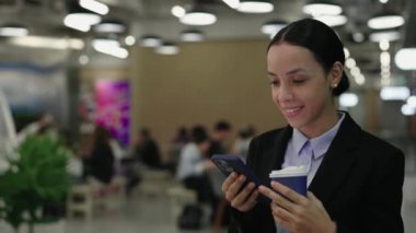Genç İş Kadını Evde Duruyor, İnternet 'te Haberler Okuyor ve Bakınıyor. Kahve molasında Uzaktan Kumandalı Girişimci Akıllı Telefonu Kullanarak Çalışıyor. Halk ve Teknoloji Konsepti