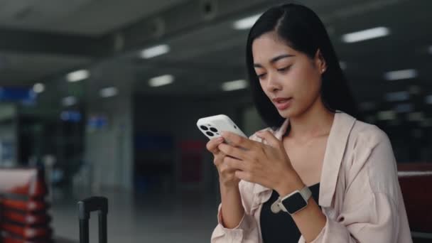Menina Uma Estação Metrô Gravando Mensagem Voz Seu Telefone Enquanto — Vídeo de Stock
