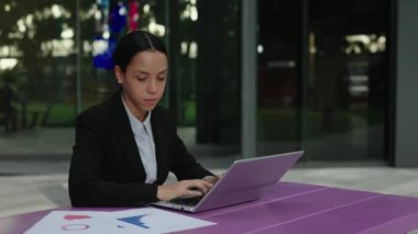 Genç Bayan Yönetici Bilgisayarda Çalışıyor, Grafikleri Karşılaştırıyor ve Veri Giriyor. Başarılı İşletme Sahibi bilgileri grafiklerden bilgisayara aktarır. Halk ve Teknoloji Konsepti