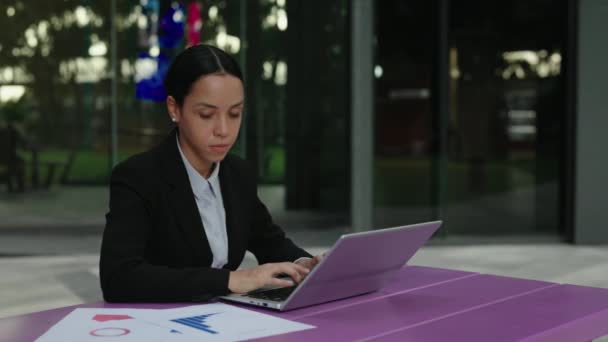 Young Female Manager Trabalha Computador Compara Gráficos Entra Dados Proprietário — Vídeo de Stock