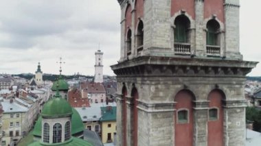 Kutsal Bakire Meryem 'in Hükmü Kilisesi' nin Kuş Gözü Manzarası. Drone 'dan Eski Güzel Katolik Kilisesi' ne oradan da Lviv 'deki belediye binasına. Tarihi Konumlar Konsepti