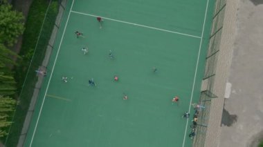 Büyük Stadyum 'un dışındaki Floorball Maçı' nın hava görüntüsü. Players 'ın Drone Shot' u açık hava oyunu oynuyor. Spor Konsepti