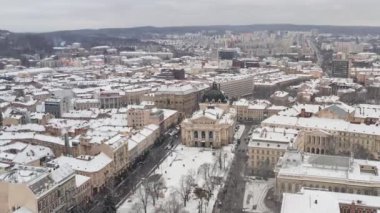 Karlı şehir Lviv ve Opera Binası 'nın havadan görünüşü. Meydanın ortasındaki Karlı Opera Evi ve Güzel Eski Şehir 'in insansız hava aracı görüntüsü. Turistik bir yer. Seyahat ediyorum. Tarihi Konumlar Konsepti
