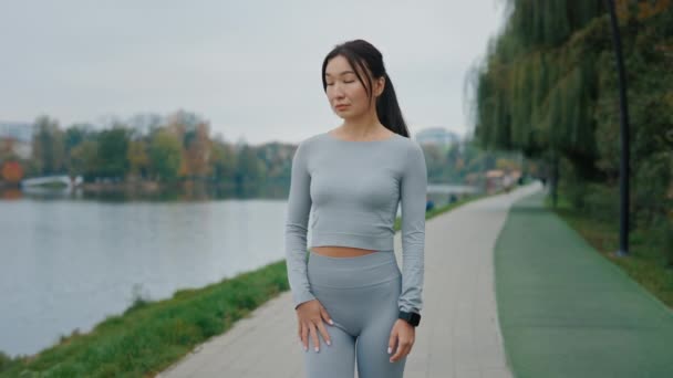 Portrait Belle Jeune Femme Asiatique Vêtements Sport Regardant Caméra Debout — Video