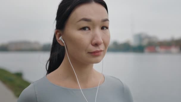 Portré Vonzó Ázsiai Hölgy Sport Ruhák Használja Fülhallgatót Miközben Zenét — Stock videók