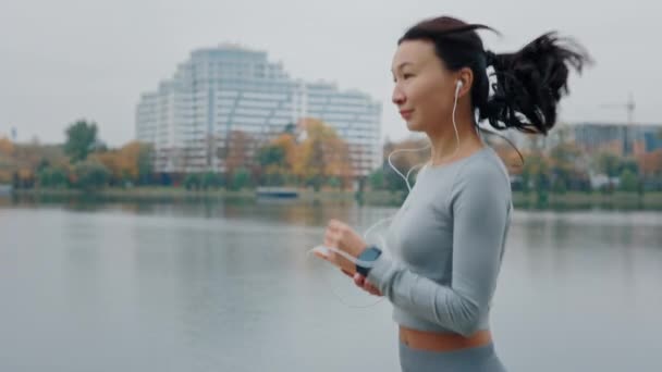 Asian Runner Woman Przygotowuje Się Biegu Zaczyna Biegać Pobliżu Lokalnego — Wideo stockowe