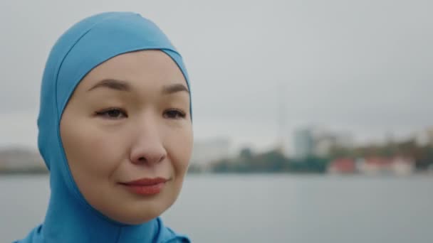 Yerel Göl Yakınında Koşan Tesettürlü Çekici Pozitif Müslüman Kız Yakın — Stok video
