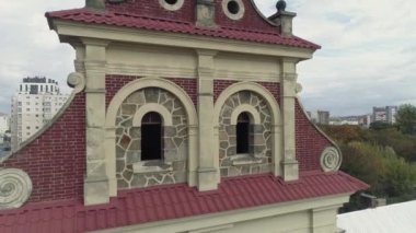 Aziz Josaphat 'ın Büyüleyici Eski Kilisesi' nin insansız hava aracı vuruşu. Güzel Lviv şehrindeki eski kilisenin hava manzarası. Turistik bir yer. Seyahat ediyorum. Tarihi Konumlar Konsepti