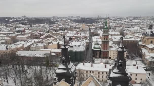 Vista Aérea Vista Invierno Lviv Techos Nevados Antigua Ciudad Spires — Vídeos de Stock