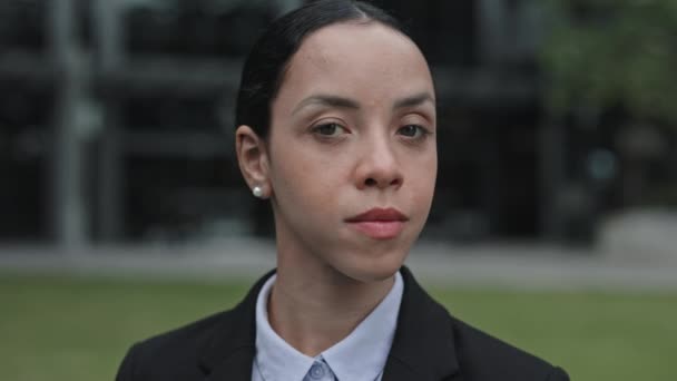 Portret Van Latino Zakenvrouw Die Een Formeel Pak Draagt Poseert — Stockvideo