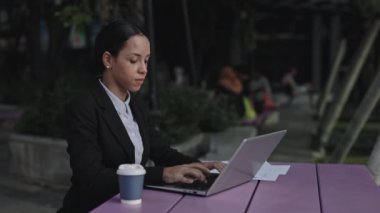 Cafe 'de oturan ve dizüstü bilgisayarda çalışan iş kadını. Resmi Giysiler içindeki Ciddi Kadın Mesafe Çalışıyor. Halk ve Teknoloji Konsepti